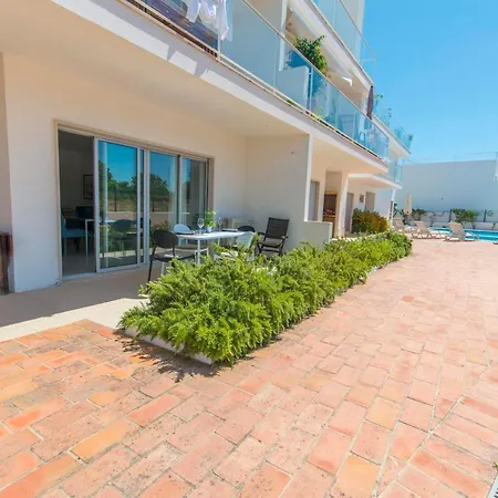 アパート Comfortable And Friendly Apt With Pool, Terrace, Bbq, Aircon In Santa Luzia タヴィラ